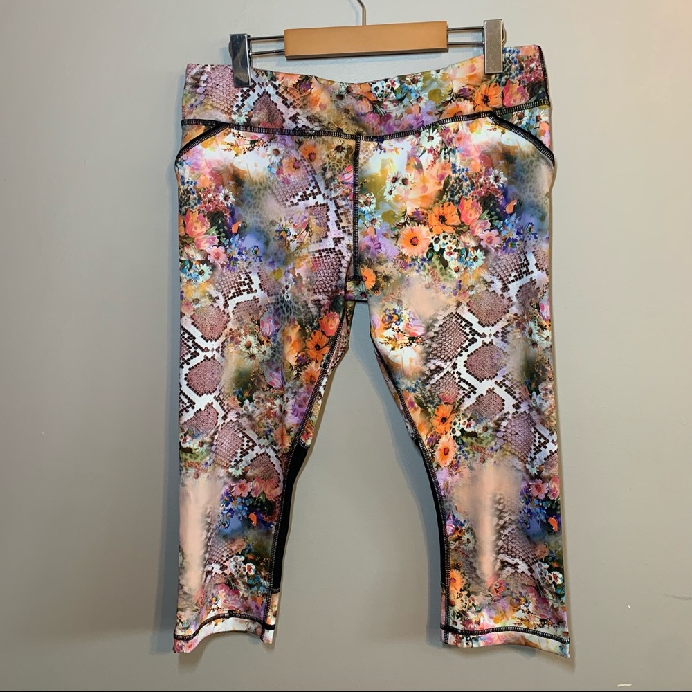 Ki XL pro performance floral snakeskin crop leggings w mesh detail